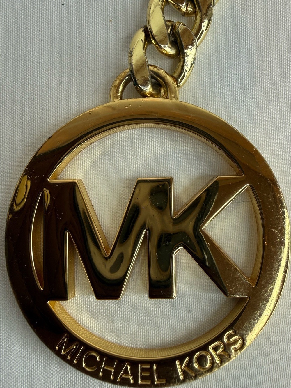MICHAEL KORS GOLD TONE SIGNATURE MK CIRCLE KEY FOB BAG CHARM